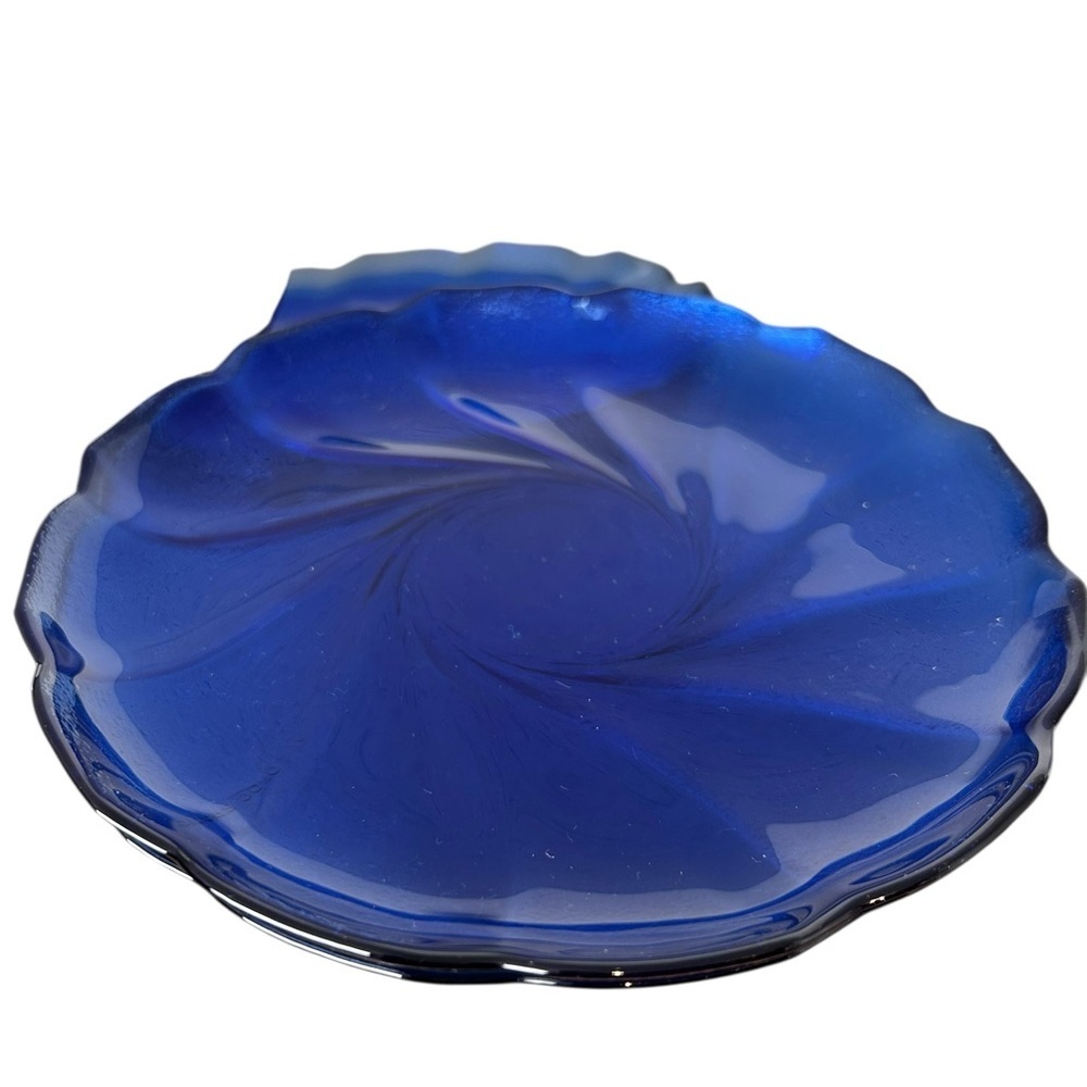 Arcoroc France cobalt blue scalloped edge swirl textured glass plates, 7 MCM - Picture 5 of 7